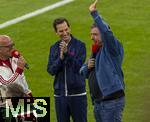22.08.2025, Fussball Bundesliga 2025/2026, 1.Spieltag, FC Bayern Mnchen - RB Leipzig, in der Allianz-Arena Mnchen, v.li: Stadionsprecher Stephan Lehmann, Rodrigo Diehl Vorstandsmitglied Deutsche Telekom und Sprecher der Geschftsfhrung Telekom Deutschland, Roy Makaay (Ex-Bayernspieler)