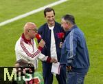 22.08.2025, Fussball Bundesliga 2025/2026, 1.Spieltag, FC Bayern Mnchen - RB Leipzig, in der Allianz-Arena Mnchen, v.li: Stadionsprecher Stephan Lehmann, Rodrigo Diehl Vorstandsmitglied Deutsche Telekom und Sprecher der Geschftsfhrung Telekom Deutschland, Roy Makaay (Ex-Bayernspieler)
