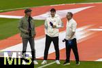 22.08.2025, Fussball Bundesliga 2025/2026, 1.Spieltag, FC Bayern Mnchen - RB Leipzig, in der Allianz-Arena Mnchen, Experte und Moderator fr den Sender Sat1 ran: Markus Babbel (li) und Matthias Opdenhvel mit Trainer Ole Werner (mitte, RB Leipzig) auf dem Spielfeld beim Interview.