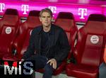 22.08.2025, Fussball Bundesliga 2025/2026, 1.Spieltag, FC Bayern Mnchen - RB Leipzig, in der Allianz-Arena Mnchen, Sportdirektor Christoph Freund (Bayern Mnchen) nachdenklich auf der Bank.