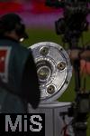22.08.2025, Fussball Bundesliga 2025/2026, 1.Spieltag, FC Bayern Mnchen - RB Leipzig, in der Allianz-Arena Mnchen, Die Meisterschale steht auf der Stele, die Mannschaften stehen auf dem Feld. In der Schale spiegelt sich das Flutlicht,  TV-Handkamera im Vordergrund.