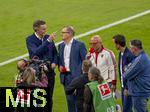 22.08.2025, Fussball Bundesliga 2025/2026, 1.Spieltag, FC Bayern Mnchen - RB Leipzig, in der Allianz-Arena Mnchen, v.li: Michael Hagspihl (re. oben), SVP Global Strategic Projects und Marketing Partnerships Deutsche Telekom, Vorstandsvorsitzender Jan-Christian Dreesen (FC Bayern Mnchen), Stadionsprecher Stephan Lehmann, Rodrigo Diehl Vorstandsmitglied Deutsche Telekom und Sprecher der Geschftsfhrung Telekom Deutschland, Roy Makaay (Ex-Bayernspieler)