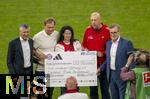 22.08.2025, Fussball Bundesliga 2025/2026, 1.Spieltag, FC Bayern Mnchen - RB Leipzig, in der Allianz-Arena Mnchen, Spendenscheck-bergabe von der Kurt Landauer Stiftung fand vor dem Anpfiff statt, v.li: Prsident Herbert Hainer (FC Bayern),  Bjrn Gulden, CEO von adidas, Christian Krll und Evi Gulden (Kurt Landauer Stiftung), Vorstandsvorsitzender Jan-Christian Dreesen (FC Bayern Mnchen), 
Eine 125.000 Euro Spende, berreicht vom FC Bayern-Prsidenten Herbert Hainer, FCB-Vorstandsvorsitzenden Jan-Christian Dreesen und Bjrn Gulden, CEO von adidas: Der FC Bayern hat dem Kurt Landauer Stiftung eV aus einer gemeinsamen Aktion des Deutschen Meisters mit adidas im Online Store einen Scheck ber 125.000 Euro bergeben. Das Geld fliet in die Verwirklichung des Denkmals fr Franz Beckenbauer ein, das der Kurt Landauer Stiftung eV vor der Allianz Arena realisiert.



