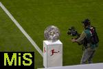22.08.2025, Fussball Bundesliga 2025/2026, 1.Spieltag, FC Bayern Mnchen - RB Leipzig, in der Allianz-Arena Mnchen, Erffnungsfeier der Saison 2025/26. Am Spielfeldrand steht die Meisterschale auf der Stele.  