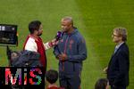 22.08.2025, Fussball Bundesliga 2025/2026, 1.Spieltag, FC Bayern Mnchen - RB Leipzig, in der Allianz-Arena Mnchen, Moderator Matthias Killing (Sat1 ran/Joyn) mit Trainer Vincent Kompany (FC Bayern Mnchen) 