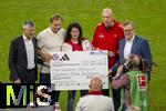 22.08.2025, Fussball Bundesliga 2025/2026, 1.Spieltag, FC Bayern Mnchen - RB Leipzig, in der Allianz-Arena Mnchen, Spendenscheck-bergabe von der Kurt Landauer Stiftung fand vor dem Anpfiff statt, v.li: Prsident Herbert Hainer (FC Bayern),  Bjrn Gulden, CEO von adidas, Christian Krll und Evi Gulden (Kurt Landauer Stiftung), Vorstandsvorsitzender Jan-Christian Dreesen (FC Bayern Mnchen), 
Eine 125.000 Euro Spende, berreicht vom FC Bayern-Prsidenten Herbert Hainer, FCB-Vorstandsvorsitzenden Jan-Christian Dreesen und Bjrn Gulden, CEO von adidas: Der FC Bayern hat dem Kurt Landauer Stiftung eV aus einer gemeinsamen Aktion des Deutschen Meisters mit adidas im Online Store einen Scheck ber 125.000 Euro bergeben. Das Geld fliet in die Verwirklichung des Denkmals fr Franz Beckenbauer ein, das der Kurt Landauer Stiftung eV vor der Allianz Arena realisiert.



