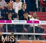 22.08.2025, Fussball Bundesliga 2025/2026, 1.Spieltag, FC Bayern Mnchen - RB Leipzig, in der Allianz-Arena Mnchen, Konsternierte Leipziger Vereinsfhrung in der ersten Reihe der Ehrentribne, v.re: Geschftsfhrer Sport Marcel Schfer (RB Leipzig), Mario Gomez (Technischer Direktor Red Bull Soccer), Geschftsfhrer und Vorstandsvorsitzende Oliver Mintzlaff (RB Leipzig), 