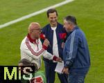 22.08.2025, Fussball Bundesliga 2025/2026, 1.Spieltag, FC Bayern Mnchen - RB Leipzig, in der Allianz-Arena Mnchen, v.li: Stadionsprecher Stephan Lehmann, Rodrigo Diehl Vorstandsmitglied Deutsche Telekom und Sprecher der Geschftsfhrung Telekom Deutschland, Roy Makaay (Ex-Bayernspieler)