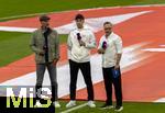 22.08.2025, Fussball Bundesliga 2025/2026, 1.Spieltag, FC Bayern Mnchen - RB Leipzig, in der Allianz-Arena Mnchen, Experte und Moderator fr den Sender Sat1 ran: Markus Babbel (li) und Matthias Opdenhvel mit Trainer Ole Werner (mitte, RB Leipzig) auf dem Spielfeld beim Interview.