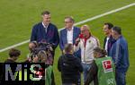 22.08.2025, Fussball Bundesliga 2025/2026, 1.Spieltag, FC Bayern Mnchen - RB Leipzig, in der Allianz-Arena Mnchen, v.li: Michael Hagspihl (re. oben), SVP Global Strategic Projects und Marketing Partnerships Deutsche Telekom, Vorstandsvorsitzender Jan-Christian Dreesen (FC Bayern Mnchen), Stadionsprecher Stephan Lehmann, Rodrigo Diehl Vorstandsmitglied Deutsche Telekom und Sprecher der Geschftsfhrung Telekom Deutschland, Roy Makaay (Ex-Bayernspieler)
