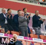 22.08.2025, Fussball Bundesliga 2025/2026, 1.Spieltag, FC Bayern Mnchen - RB Leipzig, in der Allianz-Arena Mnchen, Die Ehrentribne applaudiert der Mannschaft, Prsident und Aufsichtsratsvorsitzender Karl Hopfner (FC Bayern Mnchen), Ehren-Prsident Uli Hoene (FC Bayern Mnchen, Hoeness), 

