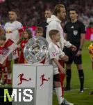 22.08.2025, Fussball Bundesliga 2025/2026, 1.Spieltag, FC Bayern Mnchen - RB Leipzig, in der Allianz-Arena Mnchen, Die Meisterschale steht auf der Stele, die Mannschaften stehen auf dem Feld. Harry Kane (FC Bayern Mnchen) geht vorbei.
