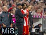 22.08.2025, Fussball Bundesliga 2025/2026, 1.Spieltag, FC Bayern Mnchen - RB Leipzig, in der Allianz-Arena Mnchen, v.li: Trainer Vincent Kompany (FC Bayern Mnchen) mit Jonah Kusi-Asare (Bayern Mnchen) 