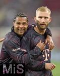30.08.2025, Fussball 1. Bundesliga 2025/2026, 2.Spieltag, FC Augsburg - FC Bayern Mnchen, in der WWK-Arena Augsburg. v.l. Serge Gnabry (FC Bayern Mnchen) und Konrad Laimer (FC Bayern Mnchen) jubeln
 

