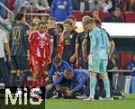 30.08.2025, Fussball 1. Bundesliga 2025/2026, 2.Spieltag, FC Augsburg - FC Bayern Mnchen, in der WWK-Arena Augsburg. Robin Fellhauer (Augsburg) verletzt am Boden
 

