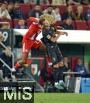 30.08.2025, Fussball 1. Bundesliga 2025/2026, 2.Spieltag, FC Augsburg - FC Bayern Mnchen, in der WWK-Arena Augsburg. v.l. Sacha Boey (FC Bayern Mnchen) gegen Robin Fellhauer (Augsburg) 
 

