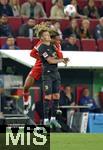 30.08.2025, Fussball 1. Bundesliga 2025/2026, 2.Spieltag, FC Augsburg - FC Bayern Mnchen, in der WWK-Arena Augsburg. v.l. Sacha Boey (FC Bayern Mnchen) gegen Robin Fellhauer (Augsburg) 
 

