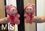04.09.2025, Mindelheim, Mdchen zeigt seinen rosafarbenen Labubu.  Aktuelles Trend-Spielzeug fr Kinder: Ein Labubu ist eine Plschtier-Figur aus China, mit breitem Grinsen im Plastik-Gesicht. Das Labubu wurde 2015 von Kasing Lung aus Hongkong kreiert, der sie fr seine Kinderbuchreihe The Monsters erschuf, dabei wurde er von den nordischen Mythen inspiriert.  Die Firma PopMart vertreibt die Figuren.