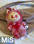 04.09.2025, Mindelheim, ein rosafarbener Labubu an einer Tasche,  Aktuelles Trend-Spielzeug fr Kinder: Ein Labubu ist eine Plschtier-Figur aus China, mit breitem Grinsen im Plastik-Gesicht. Das Labubu wurde 2015 von Kasing Lung aus Hongkong kreiert, der sie fr seine Kinderbuchreihe The Monsters erschuf, dabei wurde er von den nordischen Mythen inspiriert.  Die Firma PopMart vertreibt die Figuren.