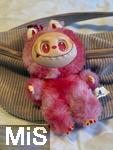04.09.2025, Mindelheim, ein rosafarbener Labubu an einer Tasche,  Aktuelles Trend-Spielzeug fr Kinder: Ein Labubu ist eine Plschtier-Figur aus China, mit breitem Grinsen im Plastik-Gesicht. Das Labubu wurde 2015 von Kasing Lung aus Hongkong kreiert, der sie fr seine Kinderbuchreihe The Monsters erschuf, dabei wurde er von den nordischen Mythen inspiriert.  Die Firma PopMart vertreibt die Figuren.
