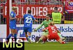 06.09.2025, Google-Pixel Frauenfussball Bundesliga 2025/2026, 1.Spieltag, FC Bayern Mnchen - Bayer 04 Leverkusen, in der Allianz-Arena Mnchen, 
Ruby Grant (Bayer Leverkusen) gegen Torhterin Ena Mahmutovic (FC Bayern Mnchen) und Magdalena Eriksson (FC Bayern Mnchen) 
