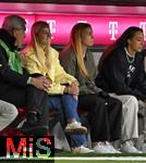 06.09.2025, Google-Pixel Frauenfussball Bundesliga 2025/2026, 1.Spieltag, FC Bayern Mnchen - Bayer 04 Leverkusen, in der Allianz-Arena Mnchen, 

Giulia Gwinn (FC Bayern Mnchen) auf der Bank in Zivil