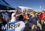 06.09.2025, Google-Pixel Frauenfussball Bundesliga 2025/2026, 1.Spieltag, FC Bayern Mnchen - Bayer 04 Leverkusen, in der Allianz-Arena Mnchen,  Auf der Esplanade werden die Tickets von Mdchen an den Ball an die Interessenten ausgegeben.

