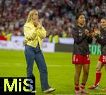 06.09.2025, Google-Pixel Frauenfussball Bundesliga 2025/2026, 1.Spieltag, FC Bayern Mnchen - Bayer 04 Leverkusen, in der Allianz-Arena Mnchen, die derzeit verletzte Julia Gwinn (FC Bayern) nach dem Spiel bei der Mannschaft. Momoko Tanikawa (FC Bayern Mnchen) 

