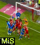 06.09.2025, Google-Pixel Frauenfussball Bundesliga 2025/2026, 1.Spieltag, FC Bayern Mnchen - Bayer 04 Leverkusen, in der Allianz-Arena Mnchen, Torszene, Torschuss durch Kopfball zum 1:0 durch Vanessa Gilles (mitte, FC Bayern Mnchen) 

