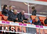 06.09.2025, Google-Pixel Frauenfussball Bundesliga 2025/2026, 1.Spieltag, FC Bayern Mnchen - Bayer 04 Leverkusen, in der Allianz-Arena Mnchen, Ehren-Prsident Uli Hoene (FC Bayern Mnchen, Hoeness) und Prsident Herbert Hainer (FC Bayern) auf der Tribne 

