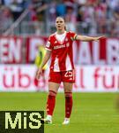 06.09.2025, Google-Pixel Frauenfussball Bundesliga 2025/2026, 1.Spieltag, FC Bayern Mnchen - Bayer 04 Leverkusen, in der Allianz-Arena Mnchen, Sarah Zadrazil (FC Bayern Mnchen) gibt Anweisungen

