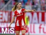 06.09.2025, Google-Pixel Frauenfussball Bundesliga 2025/2026, 1.Spieltag, FC Bayern Mnchen - Bayer 04 Leverkusen, in der Allianz-Arena Mnchen, Sarah Zadrazil (FC Bayern Mnchen) gibt Anweisungen

