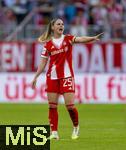 06.09.2025, Google-Pixel Frauenfussball Bundesliga 2025/2026, 1.Spieltag, FC Bayern Mnchen - Bayer 04 Leverkusen, in der Allianz-Arena Mnchen, Sarah Zadrazil (FC Bayern Mnchen) gibt Anweisungen

