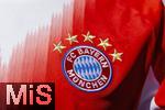 06.09.2025, Google-Pixel Frauenfussball Bundesliga 2025/2026, 1.Spieltag, FC Bayern Mnchen - Bayer 04 Leverkusen, in der Allianz-Arena Mnchen, Bayerntrikot (Herrenmannschaft) wird auf der Esplanade ausgestellt 
