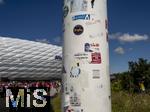 06.09.2025, Google-Pixel Frauenfussball Bundesliga 2025/2026, 1.Spieltag, FC Bayern Mnchen - Bayer 04 Leverkusen, in der Allianz-Arena Mnchen, Auf der Esplanade kleben Bundesliga-Sticker auf den Strassenlampen-Sulen.
