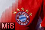 06.09.2025, Google-Pixel Frauenfussball Bundesliga 2025/2026, 1.Spieltag, FC Bayern Mnchen - Bayer 04 Leverkusen, in der Allianz-Arena Mnchen, Bayerntrikot (Herrenmannschaft) wird auf der Esplanade ausgestellt 
