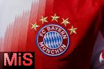 06.09.2025, Google-Pixel Frauenfussball Bundesliga 2025/2026, 1.Spieltag, FC Bayern Mnchen - Bayer 04 Leverkusen, in der Allianz-Arena Mnchen, Bayerntrikot (Herrenmannschaft) wird auf der Esplanade ausgestellt 
