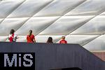 06.09.2025, Google-Pixel Frauenfussball Bundesliga 2025/2026, 1.Spieltag, FC Bayern Mnchen - Bayer 04 Leverkusen, in der Allianz-Arena Mnchen, Bayern-Fans gehen zielstrebig zur Arena.
