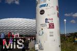 06.09.2025, Google-Pixel Frauenfussball Bundesliga 2025/2026, 1.Spieltag, FC Bayern Mnchen - Bayer 04 Leverkusen, in der Allianz-Arena Mnchen, Auf der Esplanade kleben Bundesliga-Sticker auf den Strassenlampen-Sulen.
