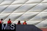 06.09.2025, Google-Pixel Frauenfussball Bundesliga 2025/2026, 1.Spieltag, FC Bayern Mnchen - Bayer 04 Leverkusen, in der Allianz-Arena Mnchen, Bayern-Fans gehen zielstrebig zur Arena.
