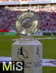 06.09.2025, Google-Pixel Frauenfussball Bundesliga 2025/2026, 1.Spieltag, FC Bayern Mnchen - Bayer 04 Leverkusen, in der Allianz-Arena Mnchen,  Die Meisterschale, die Trophe steht auf der Stele bereit.

