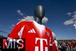 06.09.2025, Google-Pixel Frauenfussball Bundesliga 2025/2026, 1.Spieltag, FC Bayern Mnchen - Bayer 04 Leverkusen, in der Allianz-Arena Mnchen, Bayerntrikot (Herrenmannschaft) wird auf der Esplanade ausgestellt 

