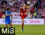 06.09.2025, Google-Pixel Frauenfussball Bundesliga 2025/2026, 1.Spieltag, FC Bayern Mnchen - Bayer 04 Leverkusen, in der Allianz-Arena Mnchen, Carolin Simon (FC Bayern Mnchen) am Ball 

