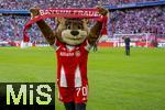 06.09.2025, Google-Pixel Frauenfussball Bundesliga 2025/2026, 1.Spieltag, FC Bayern Mnchen - Bayer 04 Leverkusen, in der Allianz-Arena Mnchen, FC Bayern-Maskottchen MIA auf dem Rasen mit Fanschal BAYERN-FRAUEN

