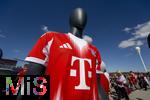 06.09.2025, Google-Pixel Frauenfussball Bundesliga 2025/2026, 1.Spieltag, FC Bayern Mnchen - Bayer 04 Leverkusen, in der Allianz-Arena Mnchen, Bayerntrikot (Herrenmannschaft) wird auf der Esplanade ausgestellt 

