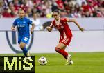 06.09.2025, Google-Pixel Frauenfussball Bundesliga 2025/2026, 1.Spieltag, FC Bayern Mnchen - Bayer 04 Leverkusen, in der Allianz-Arena Mnchen, Sarah Zadrazil (FC Bayern Mnchen) am Ball 

