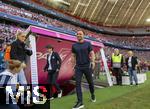 06.09.2025, Google-Pixel Frauenfussball Bundesliga 2025/2026, 1.Spieltag, FC Bayern Mnchen - Bayer 04 Leverkusen, in der Allianz-Arena Mnchen,  Trainer Jose Barcala (FC Bayern Mnchen) kommt aus der Kabine ins Stadion 
