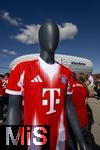 06.09.2025, Google-Pixel Frauenfussball Bundesliga 2025/2026, 1.Spieltag, FC Bayern Mnchen - Bayer 04 Leverkusen, in der Allianz-Arena Mnchen, Bayerntrikot (Herrenmannschaft) wird auf der Esplanade ausgestellt 
