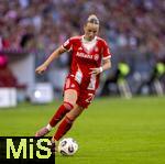 06.09.2025, Google-Pixel Frauenfussball Bundesliga 2025/2026, 1.Spieltag, FC Bayern Mnchen - Bayer 04 Leverkusen, in der Allianz-Arena Mnchen, Franziska Kett (FC Bayern Mnchen) am Ball 

