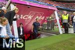 06.09.2025, Google-Pixel Frauenfussball Bundesliga 2025/2026, 1.Spieltag, FC Bayern Mnchen - Bayer 04 Leverkusen, in der Allianz-Arena Mnchen,  Trainer Jose Barcala (FC Bayern Mnchen) kommt aus der Kabine ins Stadion 
